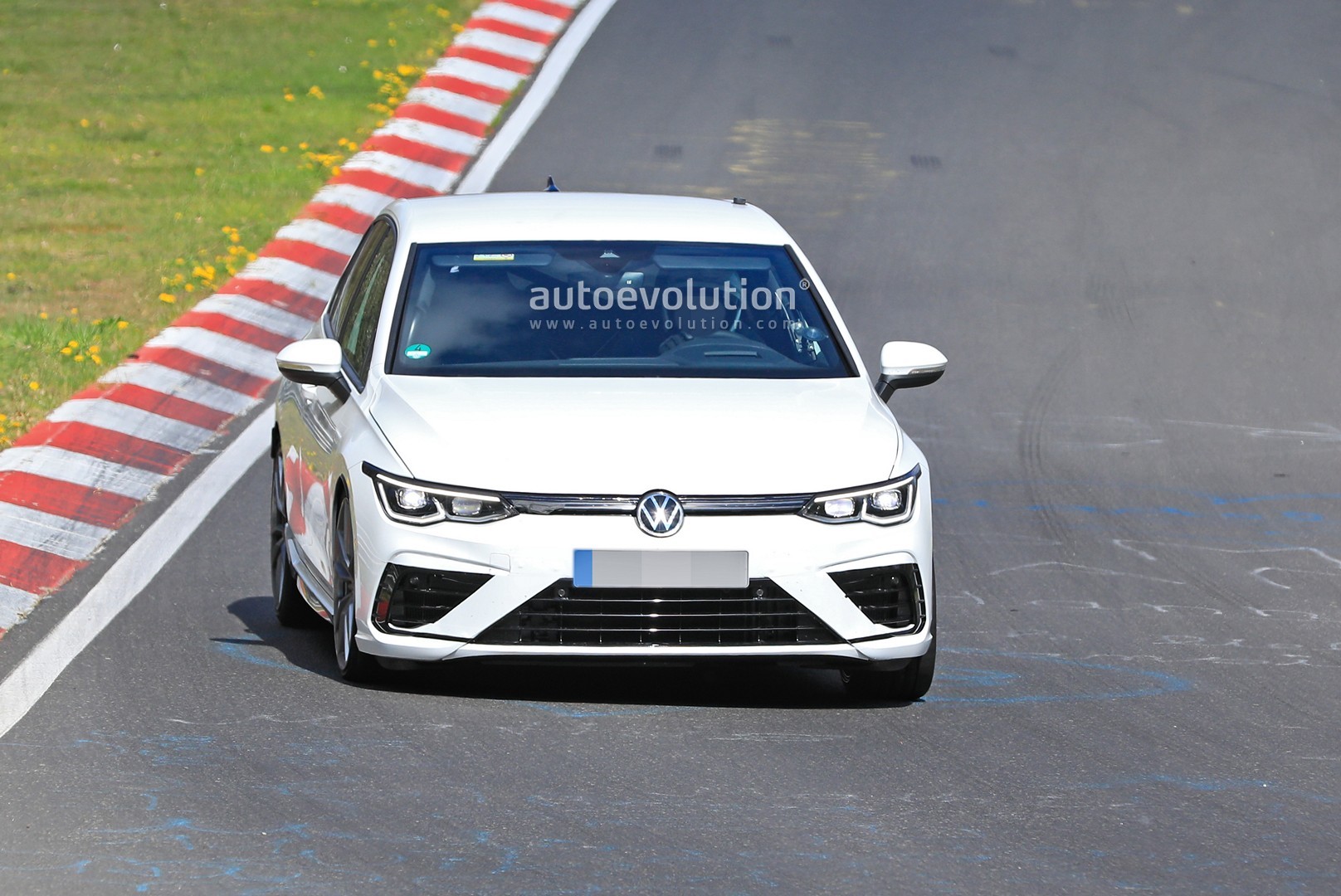 2021-volkswagen-golf-8-r-begins-nurburgring-testing-has-more-power-than-type-r_1.jpg