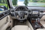 2015-Volkswagen-Touareg-cockpit.jpg
