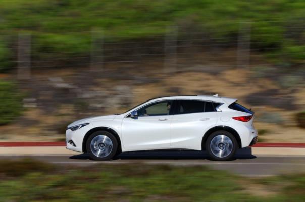 2571163801-infiniti-q30-ozel-resim-galerisi.jpg