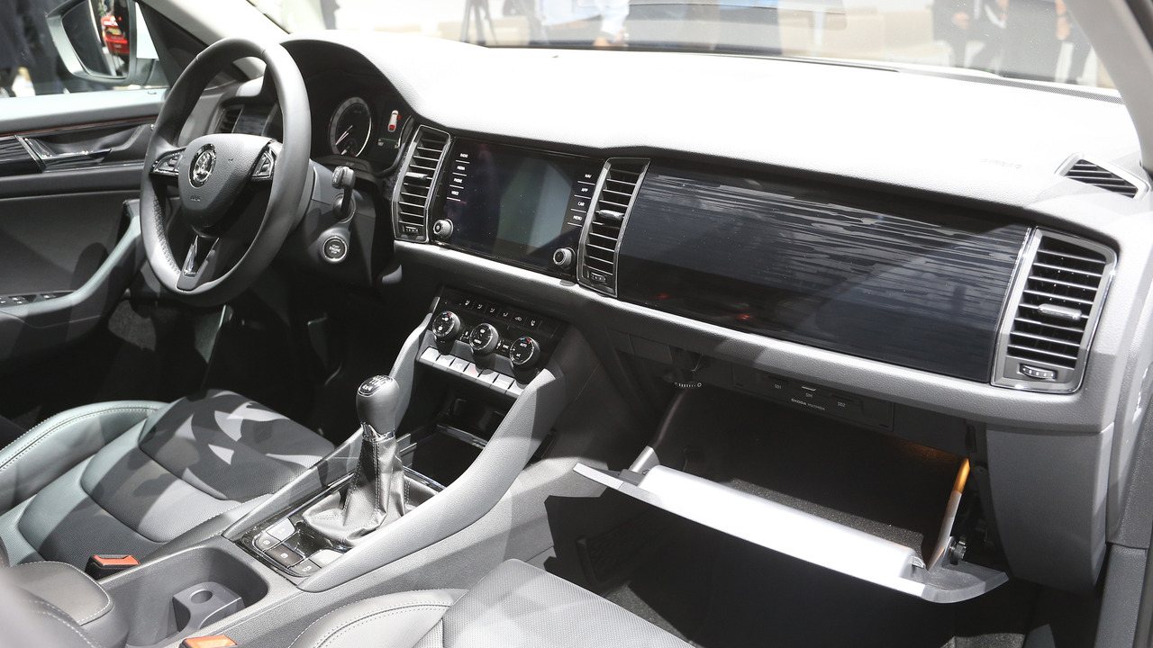 2017-skoda-kodiaq-paris-motor-show.jpg